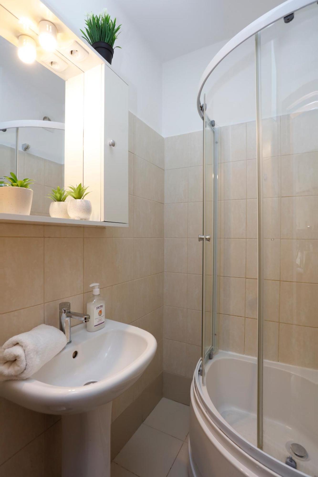 Enchanting Retreat - Historic Old Town - Pet-Friendly Haven - Steps From Unirii Бухарест Экстерьер фото