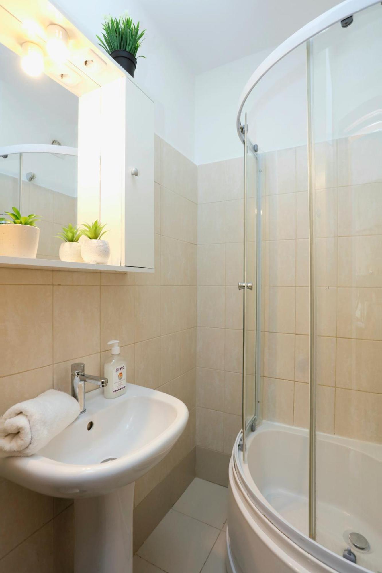 Enchanting Retreat - Historic Old Town - Pet-Friendly Haven - Steps From Unirii Бухарест Экстерьер фото